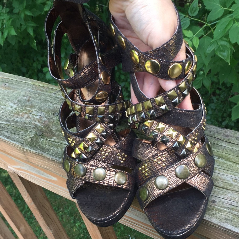 Studded bronze/ gold zipper back pumps - Picture 7 of 7